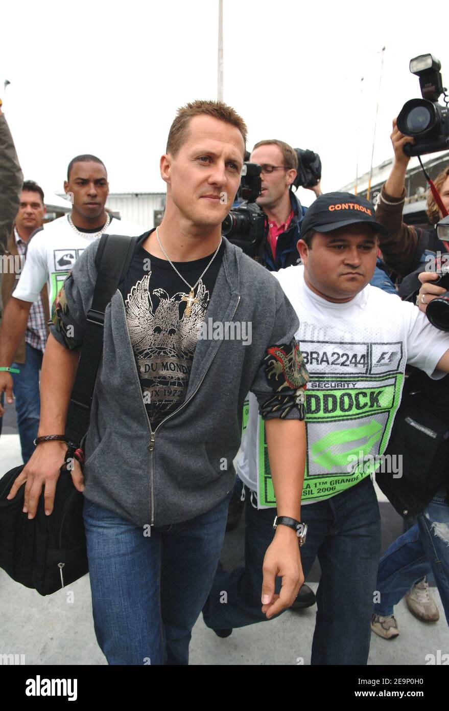 Il pilota tedesco di Formula uno Michael Schumacher della Scuderia Ferrari F1 Team arriva al circuito brasiliano di Interlagos, vicino a San Paolo, Brasile, il 19 ottobre 2006. Il Gran Premio di F1 del Brasile si svolgerà qui domenica. Foto di Christophe Guibbaud/Cameleon/ABACAPRESS.COM Foto Stock