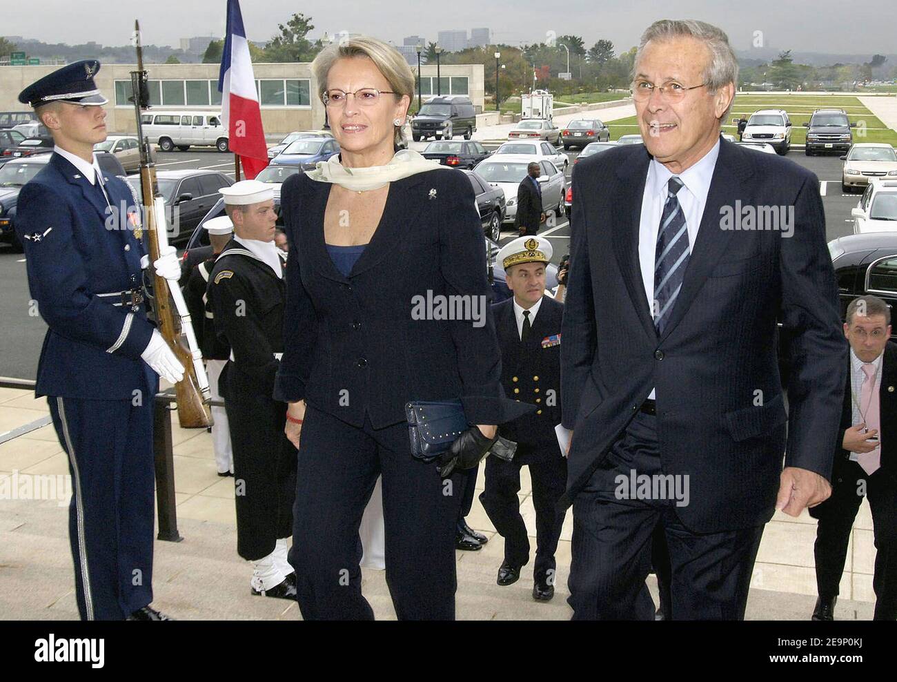 Donald Rumsfeld incontra il Ministro della Difesa francese Michele Alliot-Marie-Pentagono Foto Stock