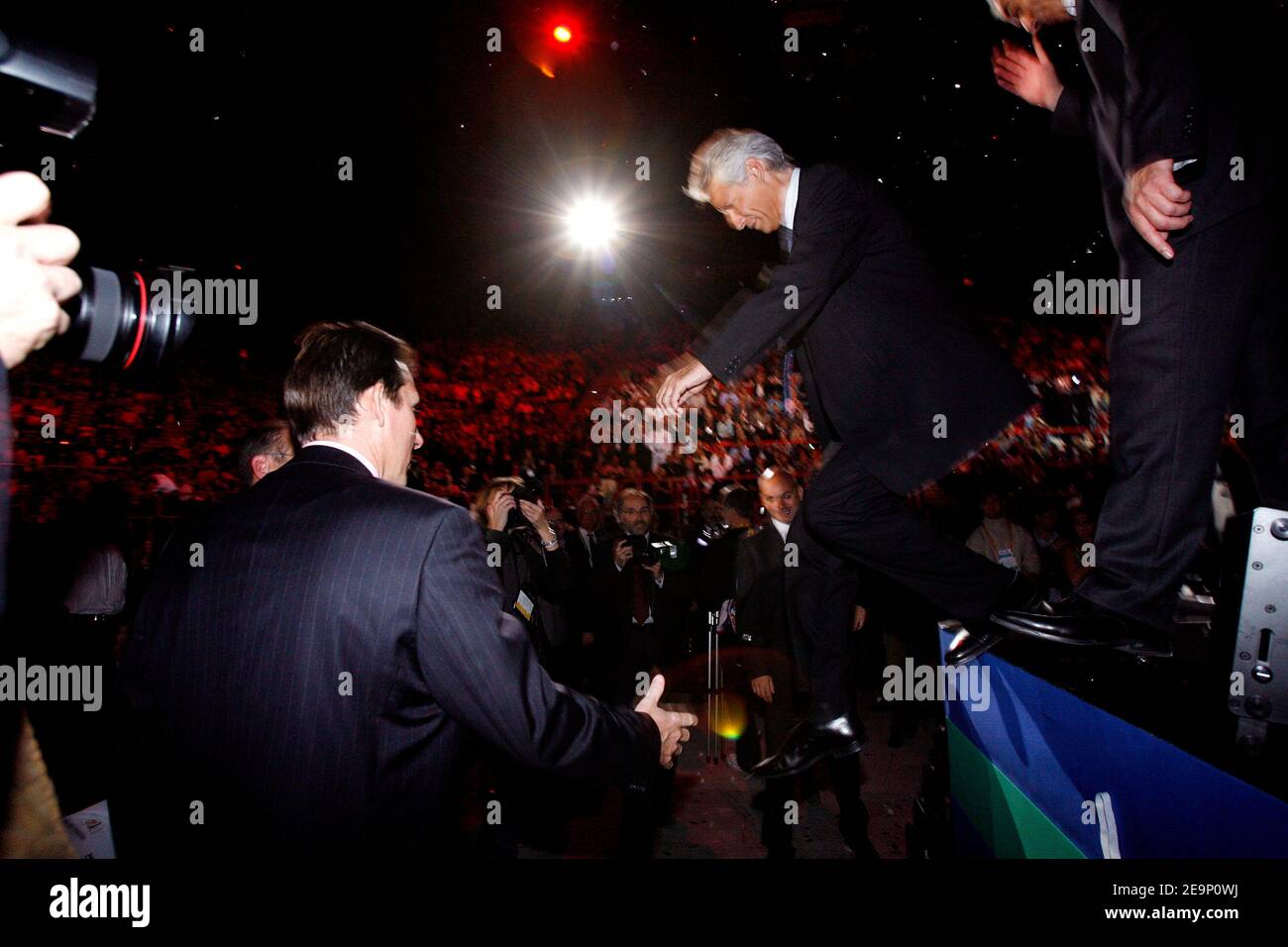 Il primo ministro Dominique de Villepin salta dal palco dopo aver pronunciato il suo discorso durante un incontro organizzato da sindacati costruttori e associazioni a Parigi, in Francia, il 20 ottobre 2006. Foto di Bernard Bisson/ABACAPRESS.COM Foto Stock