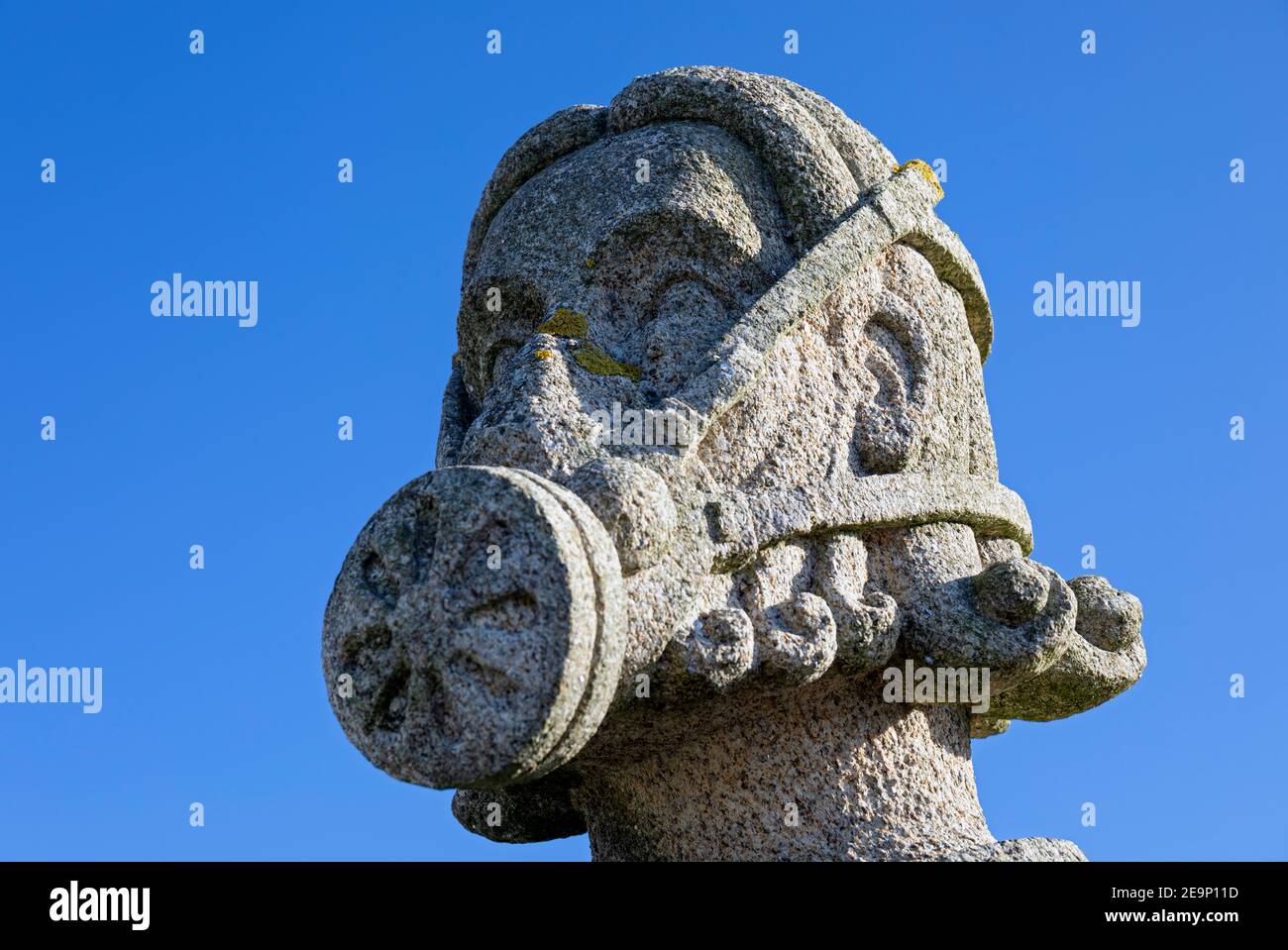 Europa, Spagna, Galizia, Porto do Son, Statua dell'Apostolo Santiago di Juan Cabeza, in memoria del disastro della petroliera MV Prestige nel 2002 Foto Stock