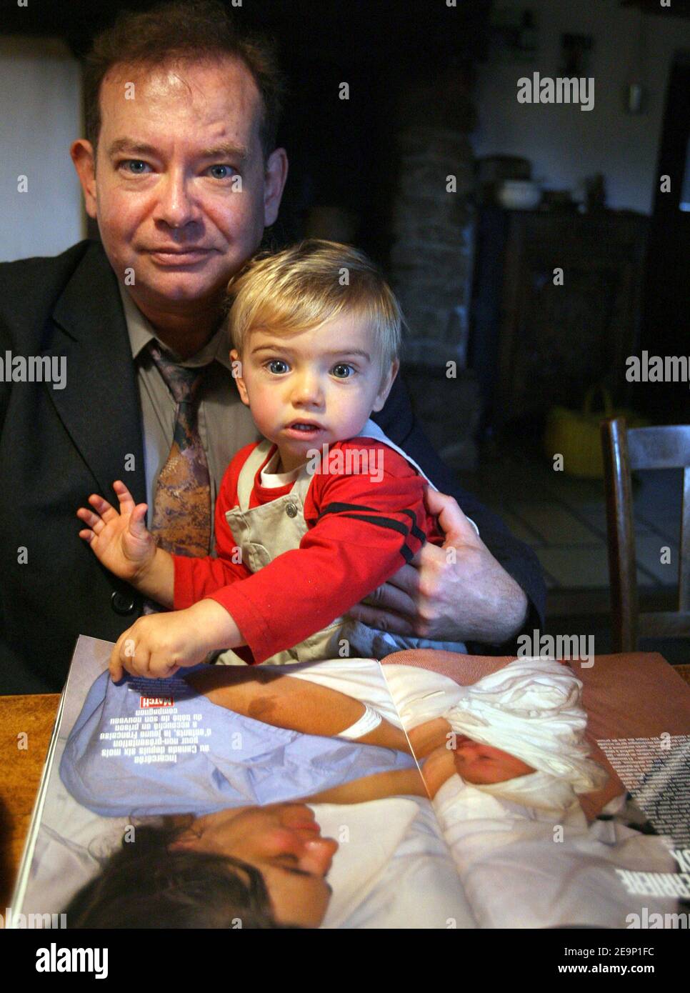 Il compagno di Nathalie, Francis Gruzelle con il suo figlio Jean-Philippe di 15 mesi, guarda una foto di Nathalie Gettliffe e del suo nuovo figlio Martin nella casa di Josephine Gettliffe (r) , madre di Nathalie, a Satillieu, Francia, il 23 ottobre 2006. Nathalie Gettliffe, che ha dato alla luce lo scorso 26 settembre, dovrebbe rimanere incarcerato a Vancouver, Canada, fino al 17 luglio 2007. Foto di Vincent Dargent/ABACAPRESS.COM Foto Stock