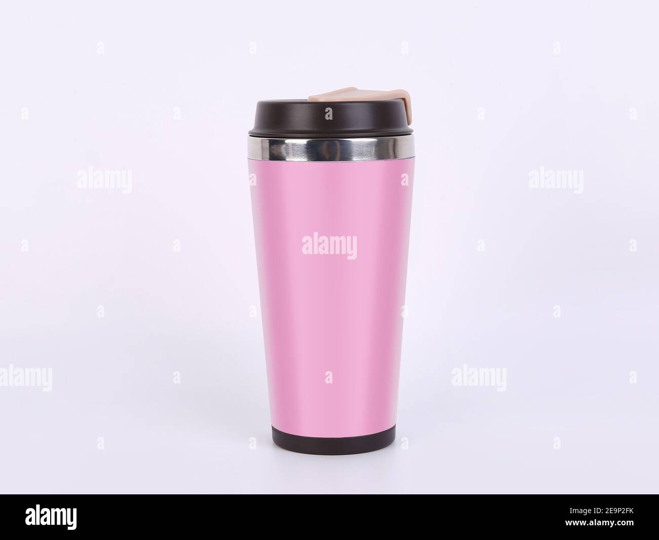 Tazza da caffè riutilizzabile. Thermos a tazza e a tamburo di colore rosa. Bock up. Foto Stock