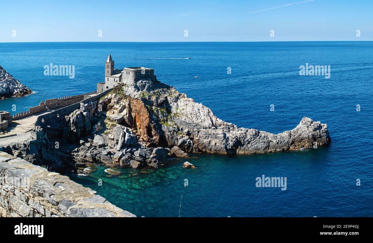 Paesaggio panoramico della Chiesa di San Pietro e scogliera dal castello di Doria. Portovenere, Liguria, Italia Foto Stock