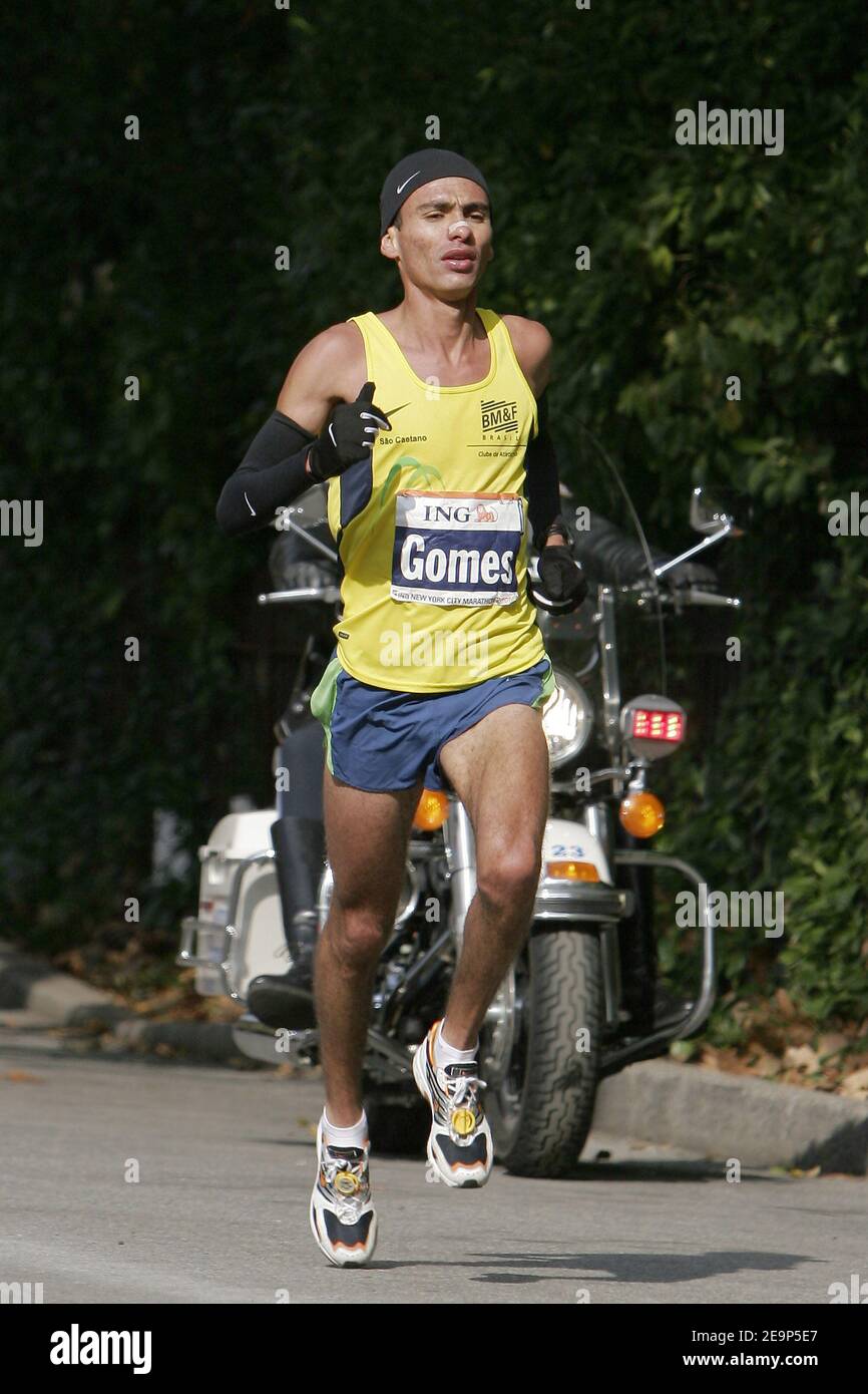 Marilson Gomes dos Santos in Brasile attraversa Central Park per vincere la gara di divisione maschile con un tempo di 2 ore, 09 minuti, 58 secondi nella 37a ING New York City Marathon a New York City, USA, il 5 novembre 2006. Foto di Gerald Holubowicz/Cameleon/ABACAPRESS.COM Foto Stock