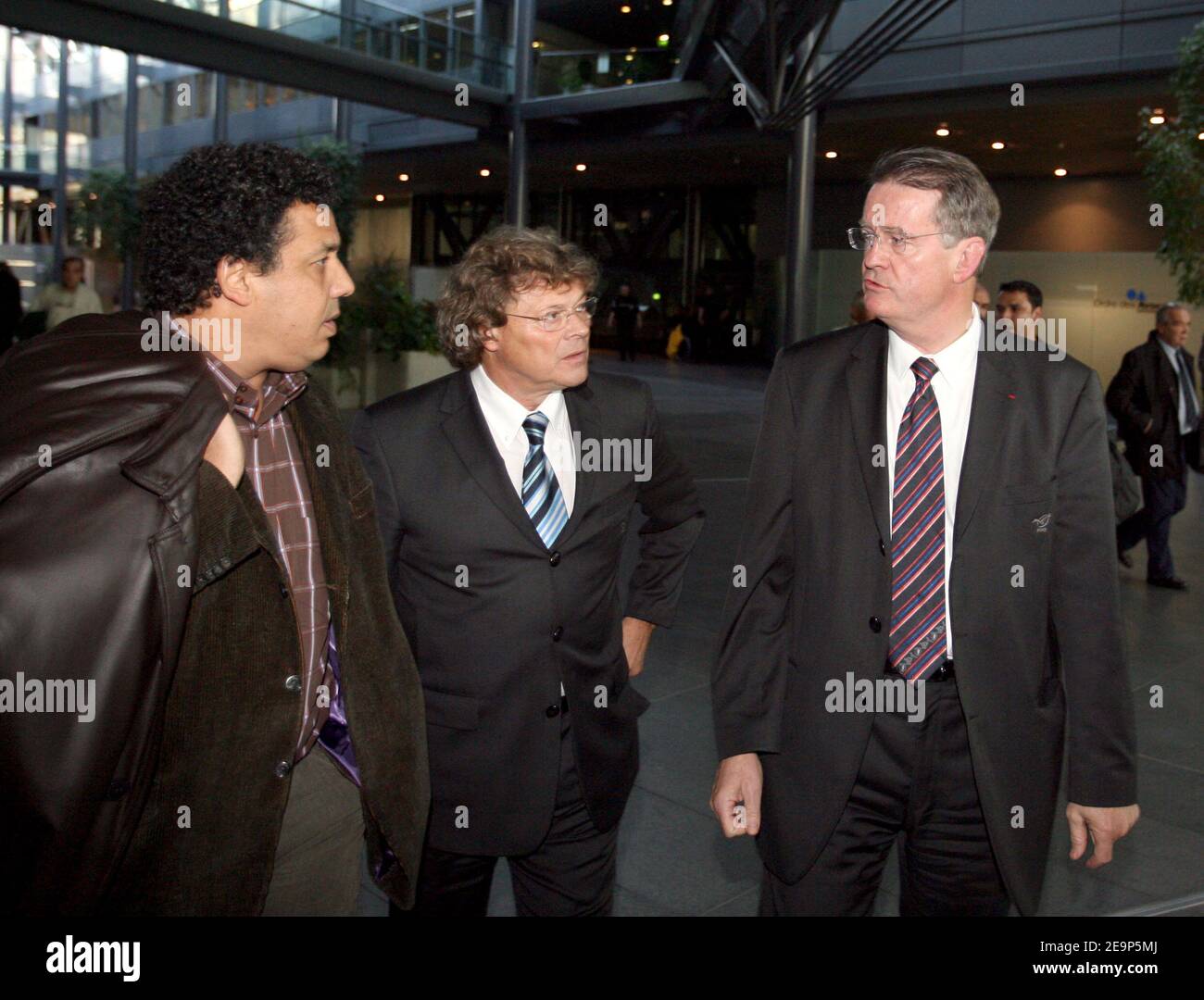 L'ex giocatore e presidente di Biarritz Serge Blanco, il direttore francese Jose Maso e il presidente della Federazione francese di rugby e del comitato organizzatore della Coppa del mondo di rugby 2007 Bernard Lapasset arrivano al processo di Marc Cecillon a Grenoble, Francia, lunedì 6 novembre 2006. Cecillon, ex capitano della nazionale francese di rugby, viene processato per l'assassinio della moglie Chantal nel 2004. Foto di Vincent Dargent/Cameleon/ABACAPRESS.COM Foto Stock