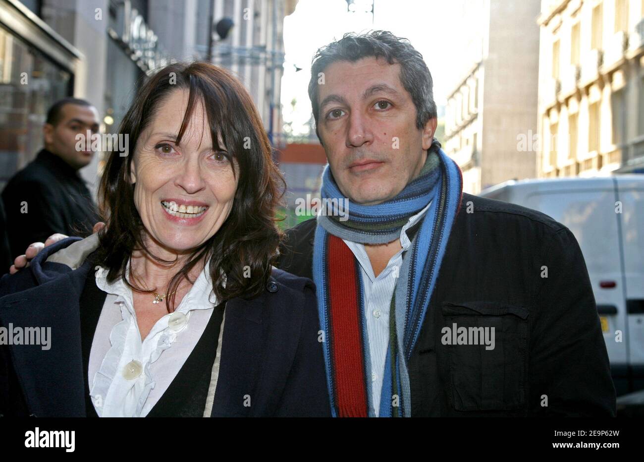 ESCLUSIVO. Gli attori francesi Alain Chabat e Chantal Luby mettono in posa fuori dall'Europa 1 la trasmissione radiofonica dove promuovono il loro ultimo DVD 'Objectif Nuls'. Parigi, Francia il 7 novembre 2006. Foto di Denis Guignebourg/ABACAPRESS.COM Foto Stock