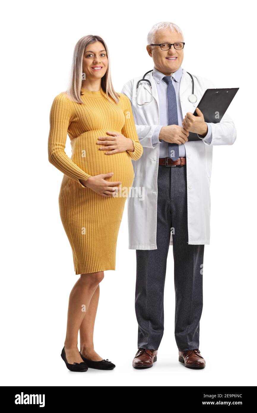 Foto a lunghezza intera di una donna incinta e di una matura medico in piedi dietro isolato su sfondo bianco Foto Stock