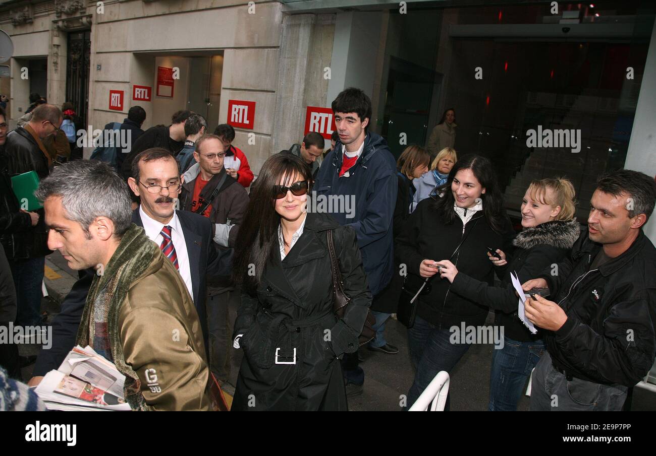 ESCLUSIVO. L'attrice italiana Monica Bellucci lascia la radio francese "RTL" a Parigi, in Francia, il 11 novembre 2006. Foto di Denis Gugnebourg/ABACAPRESS.COM Foto Stock