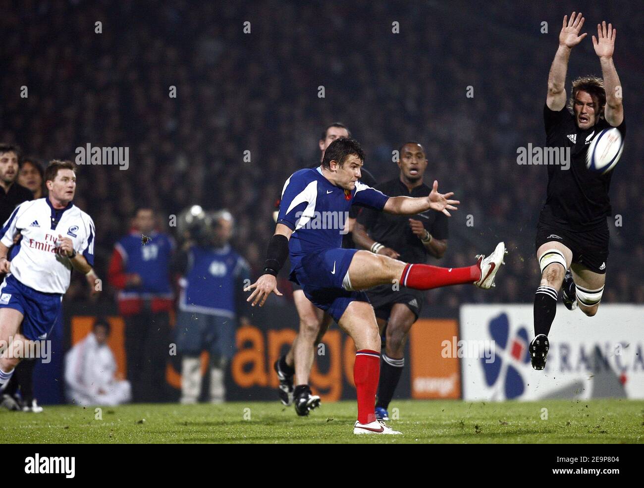 Il Damien Traille della Francia ha sparato la palla durante la partita di prova di rugby, Francia contro Nuova Zelanda allo stadio Gerland di Lione, Francia il 11 novembre 2006. La Nuova Zelanda ha vinto 47-3. Foto di Christian Liegi/ABACAPRESS.COM durante la partita di rugby, Francia contro Nuova Zelanda allo stadio Gerland di Lione, Francia, il 11 novembre 2006. La Nuova Zelanda ha vinto 47-3. Foto di Christian Liegi/ABACAPRESS.COM Foto Stock