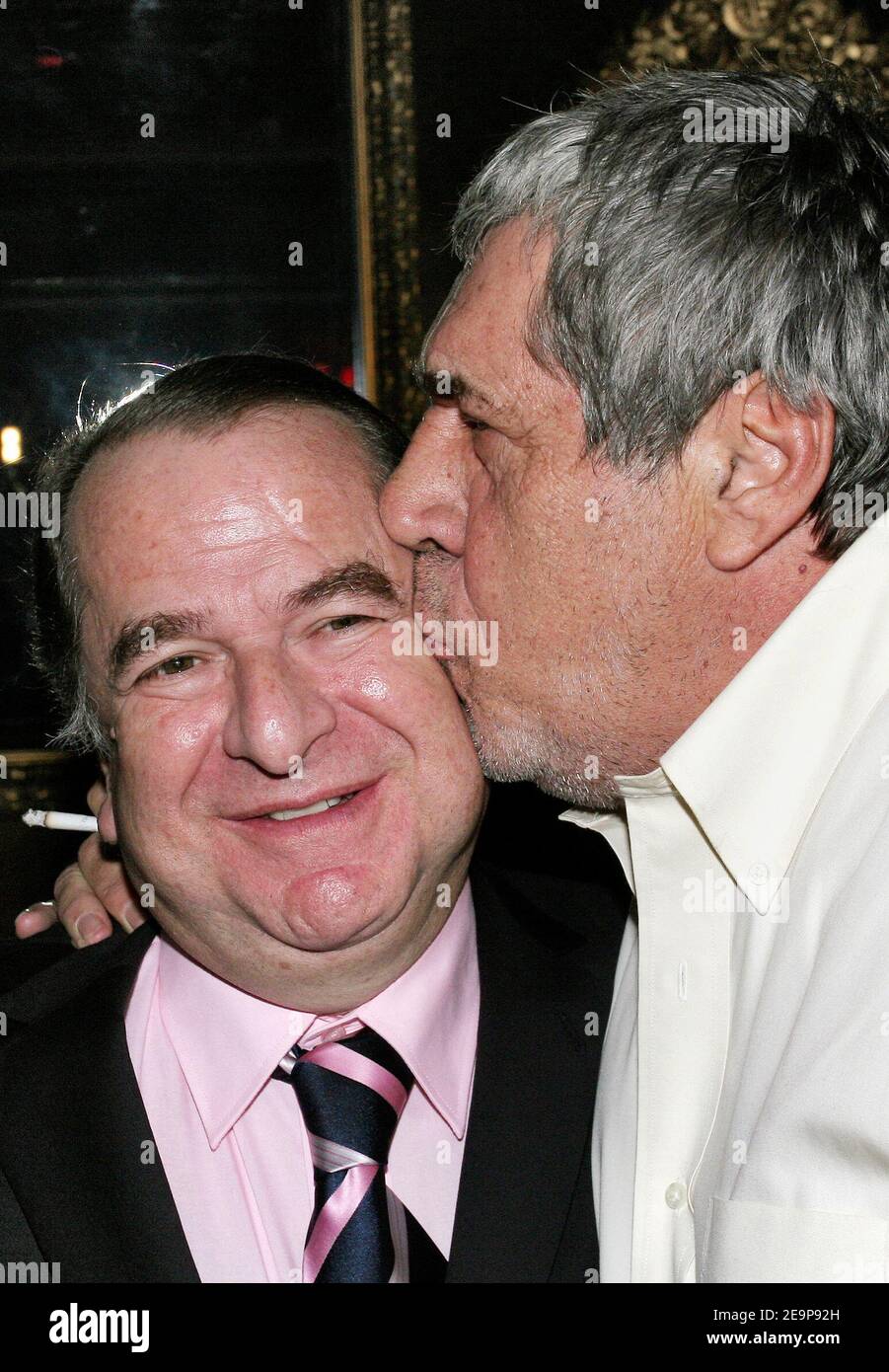 L'autore francese Paul-Loup Sulitzer e l'attore francese Jean-Pierre Castaldi partecipano alla festa di compleanno di Elena Lenina al ristorante 'Nikita' a Parigi, in Francia, il 14 novembre 2006. Foto di Nicolas Chauveau/ABACAPRESS.COM Foto Stock