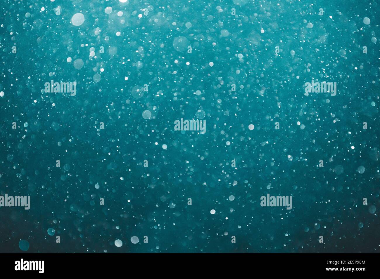 Sfondo blu Abstract Raindrop, acqua, schizzi, Spray. Polvere bokeh, particelle Foto Stock
