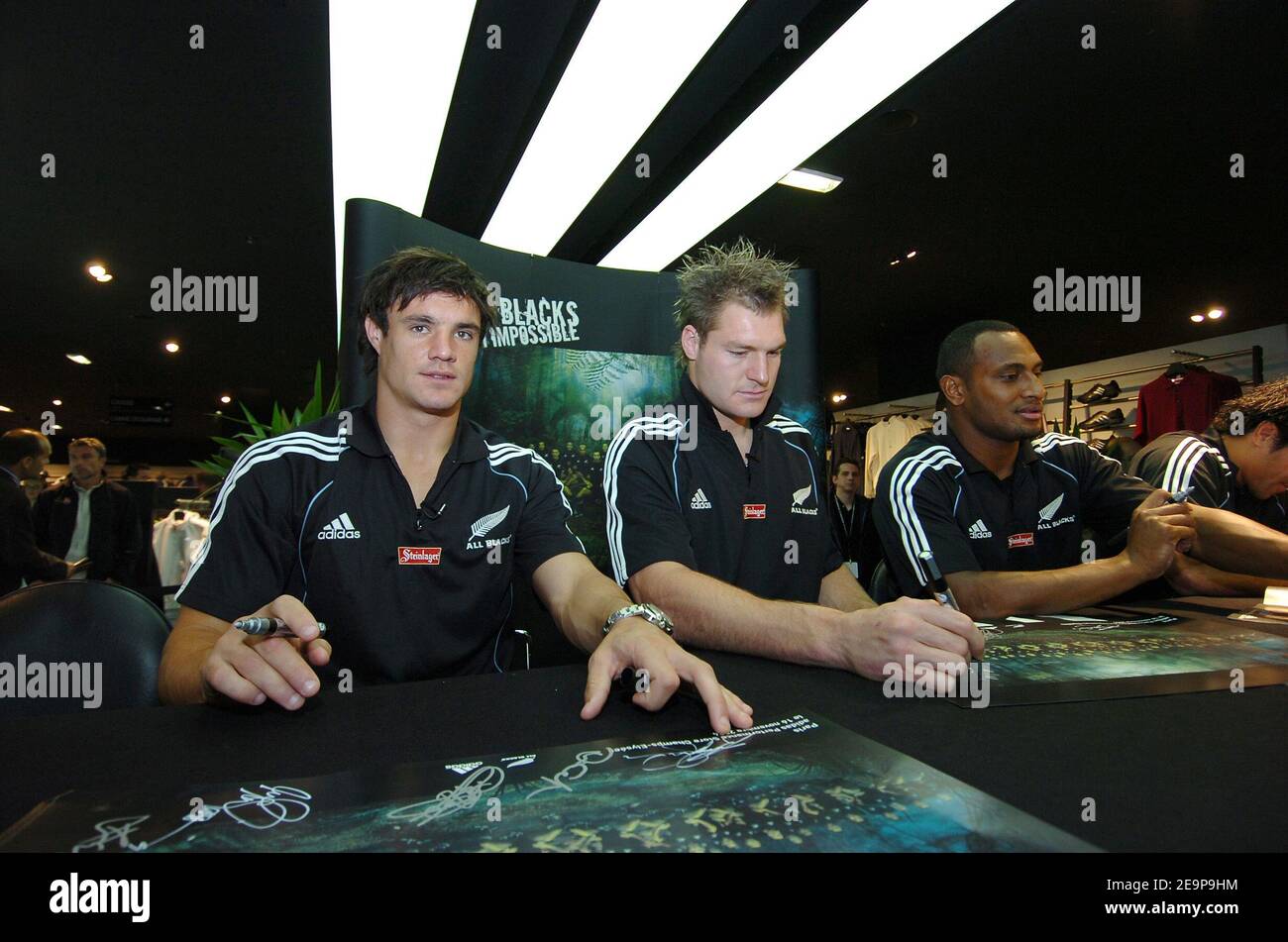 Tutti i rugbymen neri Daniel carter, Ali Williams e Josevata Rokocoko firmano autografi per i loro fan al negozio Adidas di Parigi, Francia, il 17 novembre 2006. Foto di Gouhier-Kempinaire/Cameleon/ABACAPRESS.COM Foto Stock