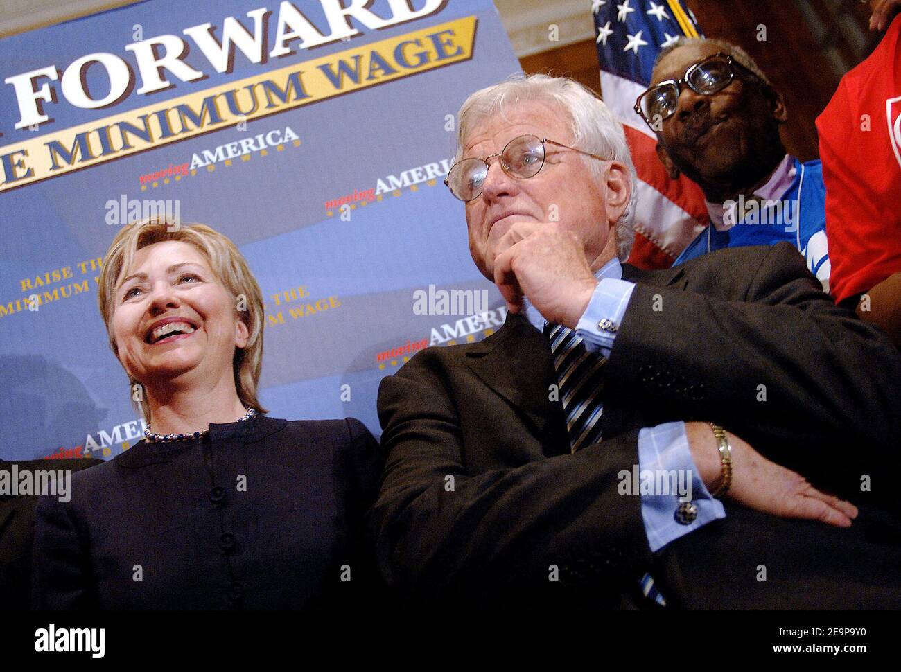 SENS. Edward Kennedy (D-Mass.) e Hillary Clinton (D-N.Y.) partecipano a una conferenza stampa a Washington, D.C, novembre 16 2006, sulle iniziative relative al salario minimo. Foto di Olivier Douliery/ABACAPRESS.COM Foto Stock