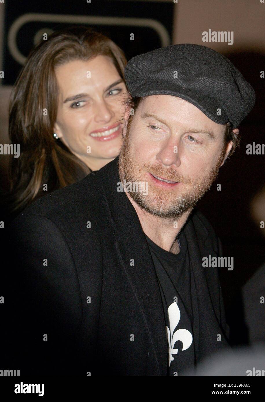 Brooke Shields e suo marito Chris Henchy arrivano a Tom Cruise e Katie Holmes 'festa pre-matrimonio al ristorante 'NINO' a Roma, Italia il 16 novembre 2006. Foto di ABACAPRESS.COM Foto Stock