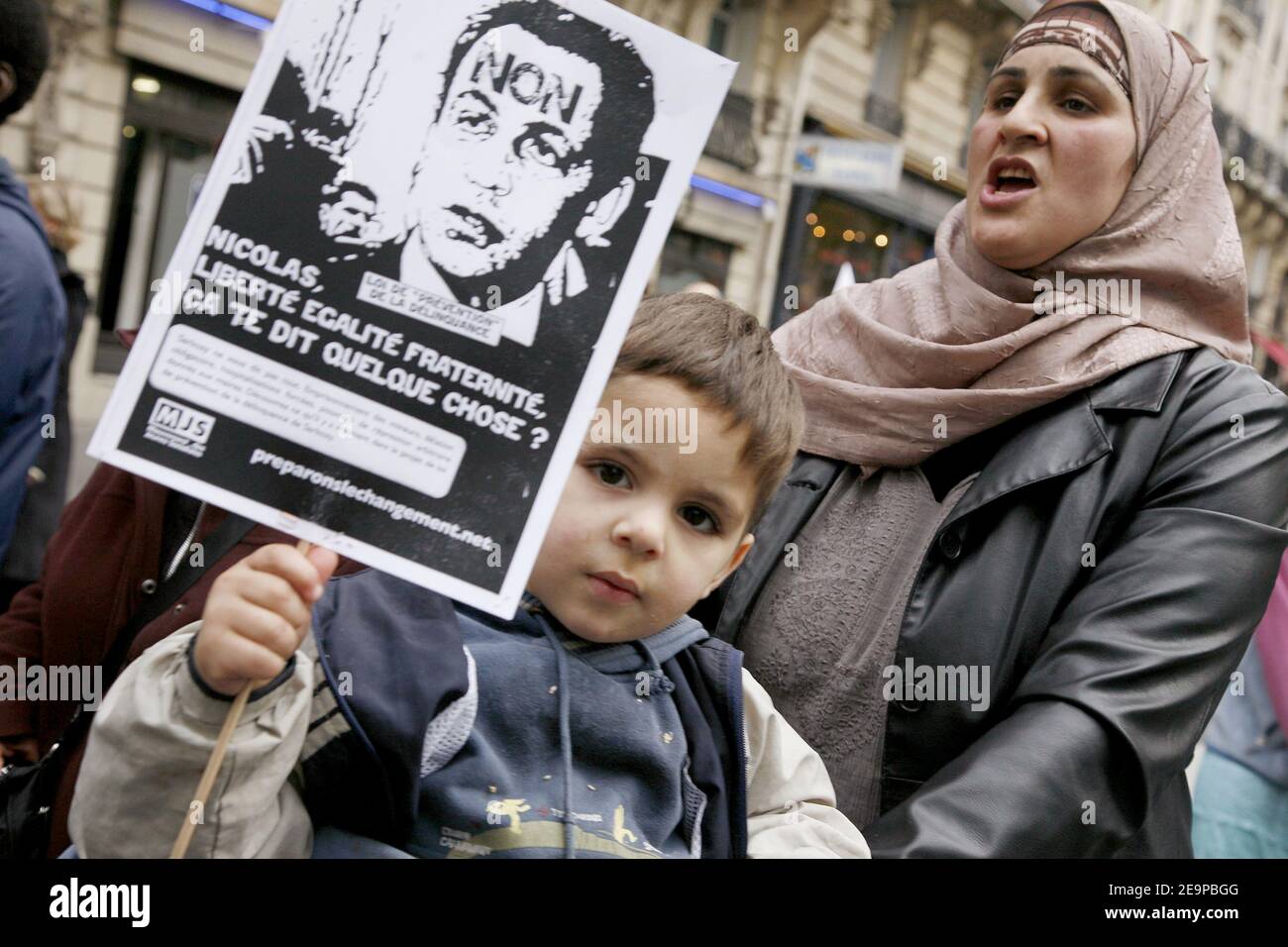 Manifestanti e membri di un collettivo che si oppone al progetto, gridano slogan durante una manifestazione a Parigi, in Francia, contro la legge sulla prevenzione della delinquenza del ministro degli interni francese Nicolas Sarkozy il 18 novembre 2006. Foto di Axelle de russe/ABACAPRESS.COM Foto Stock