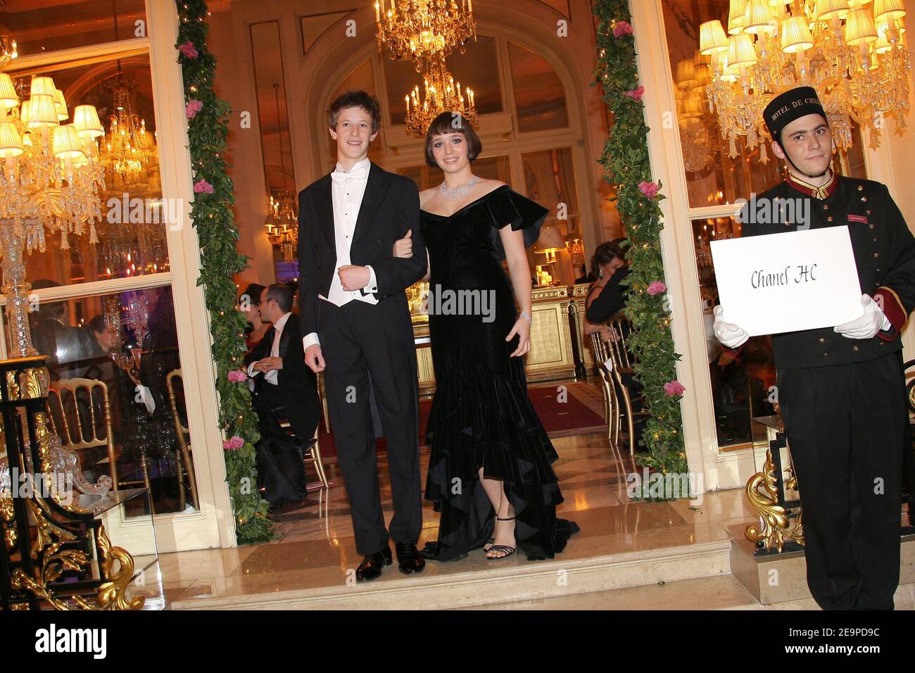 ESCLUSIVO. NESSUN TABLOID. Hannah Olivennes dalla Francia (con un abito Chanel) e la sua scorta Pierre Martin-Saint-Etienne durante il 16° ballo annuale dei Crillon di Parigi (le Bal Des Debutantes) il 25 novembre 2006, tenuto all'Hotel de Crillon di Parigi, Francia. Questo evento è il debugs di alta società per 23 ragazze ben sopportate. Foto di Guibbaud-Nebinger-Orban/ABACAPRESS.COM credito obbligatorio : adler Jeweler, make-up di MAC, hairstyle di Alexandre de Paris, Hotel de Crillon Foto Stock