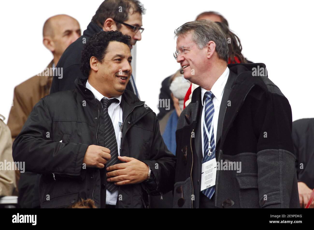 Serge Blanco e presidente della federazione francese di rugby Bernard Lapasset durante la prova di rugby, Francia contro Argentina allo Stade di Francia a Saint Denis, vicino a Parigi, Francia il 25 novembre 2006. La Francia ha vinto il 27-26. Foto di Nicolas Gouhier/Cameleon/ABACAPRESS.COM Foto Stock