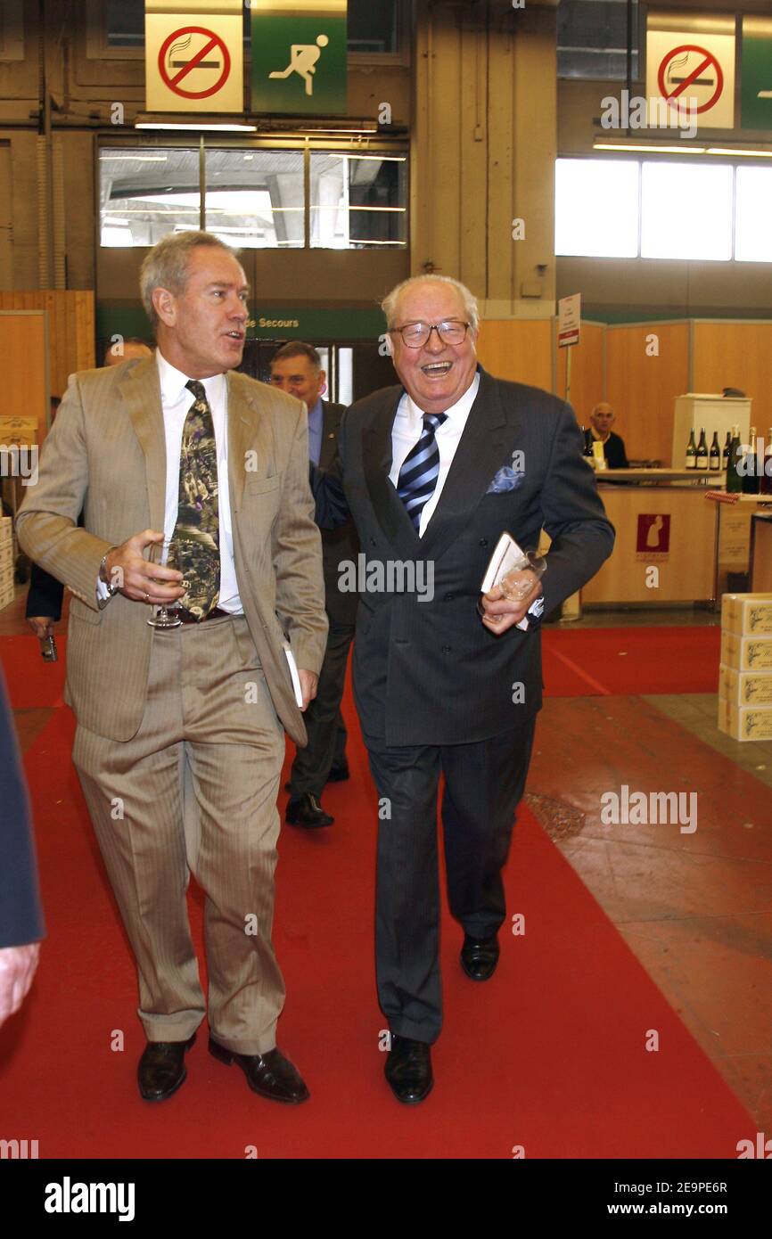 Il leader di estrema destra Jean-Marie le Pen partecipa alla mostra dei vini 'Salon des Vins' a Parigi, in Francia, il 27 novembre 2006. Foto di Thierry Orban/ABACAPRESS.COM Foto Stock