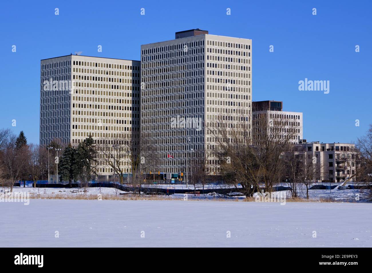 Luogo Vanier Towers A, B e C visto dal fiume Rideau congelato Foto Stock