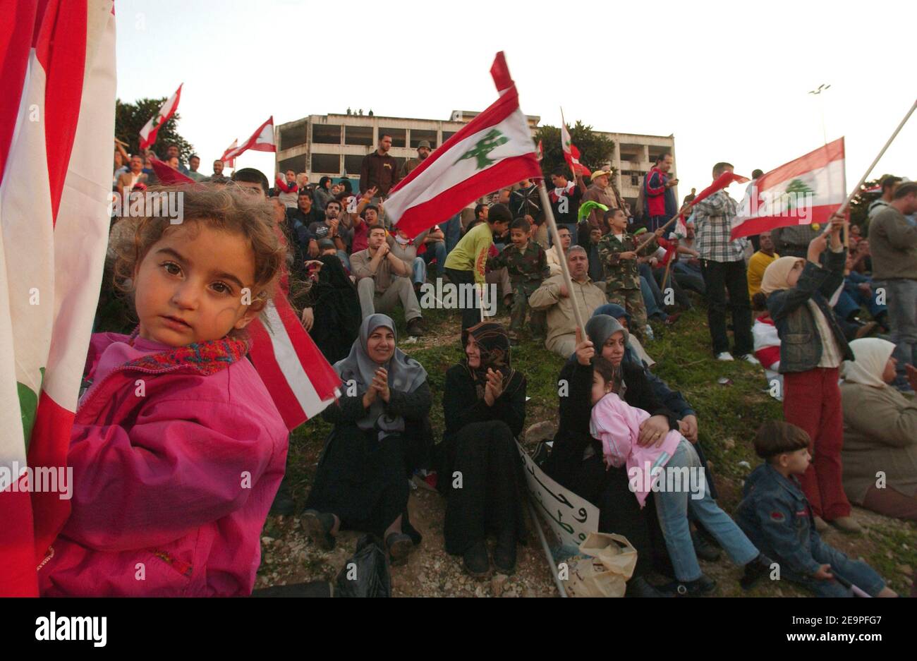 I gruppi libanesi pro-siriani hanno ondulato bandiere nazionali durante un raduno a Beirut, in Libano, il 1 dicembre 2006. Un mare di manifestanti che sventolano bandiere ha chiesto le dimissioni del governo libanese sostenuto dall'Occidente ad un raduno guidato da Hezbollah, ma il primo ministro Fouad Siniora è apparso incommosso dalle pressioni. Foto di Motte/De russe/ABACAPRESS.COM Foto Stock