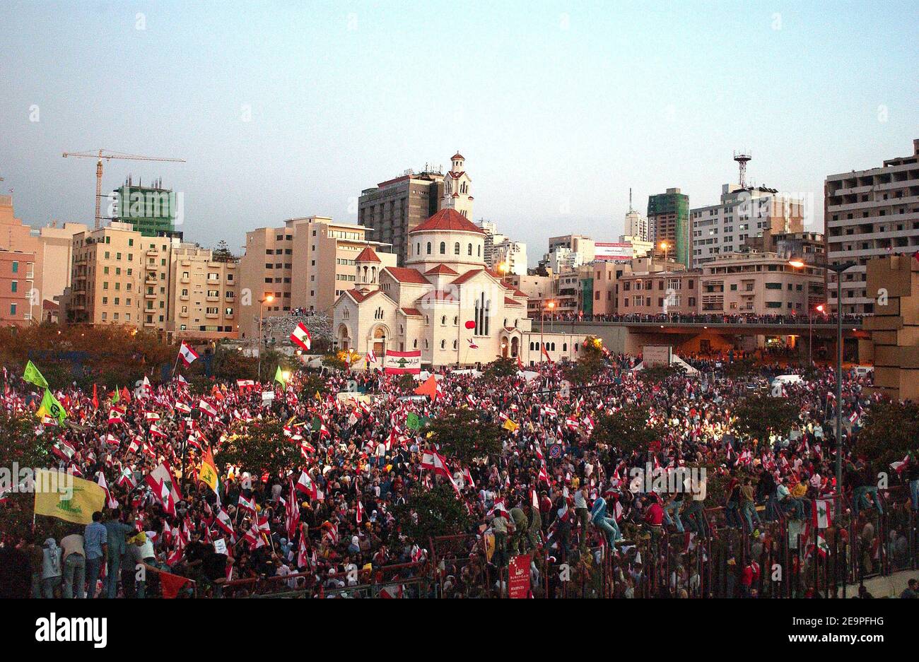 I gruppi libanesi pro-siriani hanno ondulato bandiere nazionali durante un raduno a Beirut, in Libano, il 1 dicembre 2006. Un mare di manifestanti che sventolano bandiere ha chiesto le dimissioni del governo libanese sostenuto dall'Occidente ad un raduno guidato da Hezbollah, ma il primo ministro Fouad Siniora è apparso incommosso dalle pressioni. Foto di Motte/De russe/ABACAPRESS.COM Foto Stock