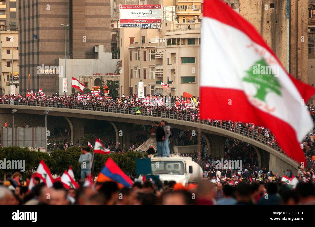 I gruppi libanesi pro-siriani hanno ondulato bandiere nazionali durante un raduno a Beirut, in Libano, il 1 dicembre 2006. Un mare di manifestanti che sventolano bandiere ha chiesto le dimissioni del governo libanese sostenuto dall'Occidente ad un raduno guidato da Hezbollah, ma il primo ministro Fouad Siniora è apparso incommosso dalle pressioni. Foto di Motte/De russe/ABACAPRESS.COM Foto Stock