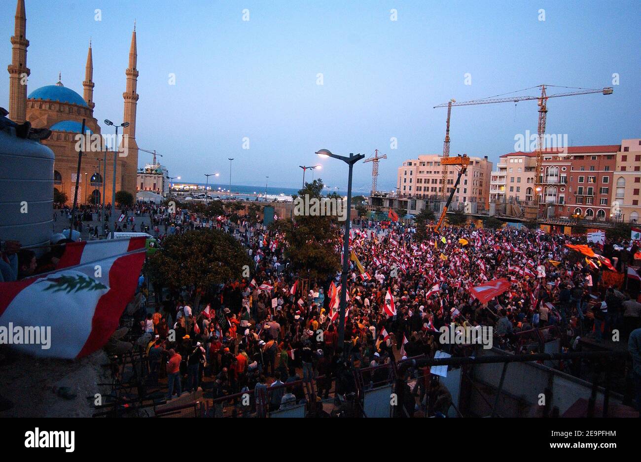 I gruppi libanesi pro-siriani hanno ondulato bandiere nazionali durante un raduno a Beirut, in Libano, il 1 dicembre 2006. Un mare di manifestanti che sventolano bandiere ha chiesto le dimissioni del governo libanese sostenuto dall'Occidente ad un raduno guidato da Hezbollah, ma il primo ministro Fouad Siniora è apparso incommosso dalle pressioni. Foto di Motte/De russe/ABACAPRESS.COM Foto Stock