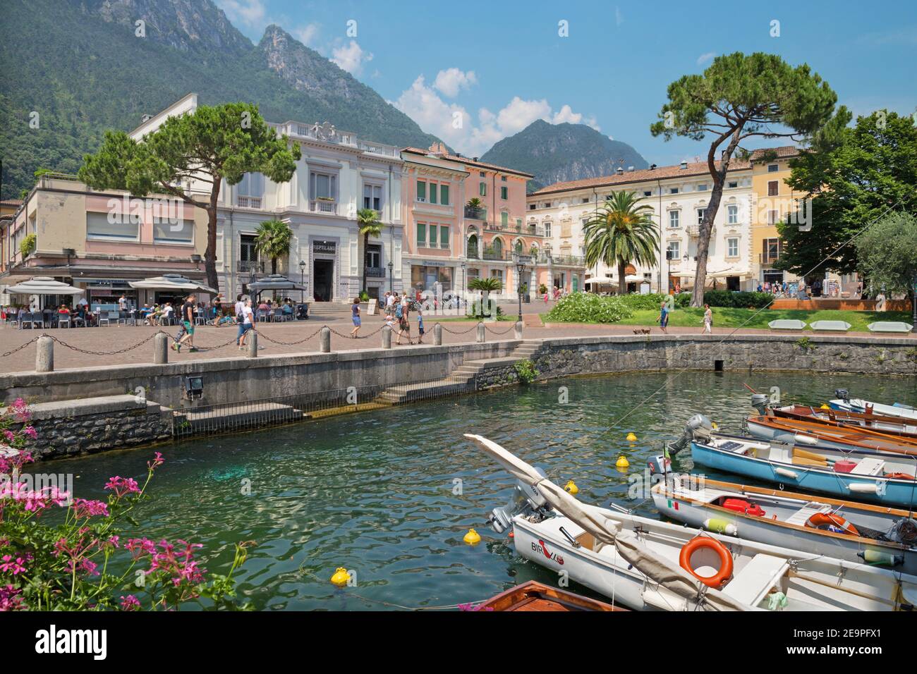 RIVA DEL GARDA, Italia - Giugno 6, 2019: il piccolo porto sul litorale del Lago di Garda Lago. Foto Stock