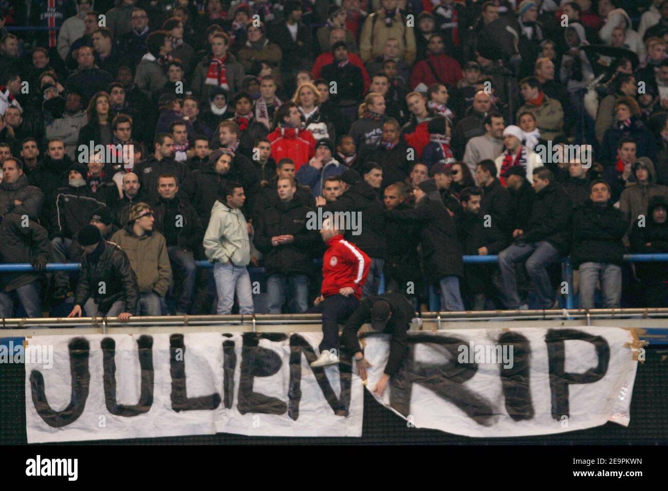 I fan della PSG durante la partita di calcio della Coppa UEFA Parigi Saint-Germain vs Panathinaikos al Parc des Princes di Parigi, Francia, il 13 dicembre 2006. PSG ha vinto 4-0. Foto di Mehdi Taamallah/Cameleon/ABACAPRESS.COM Foto Stock