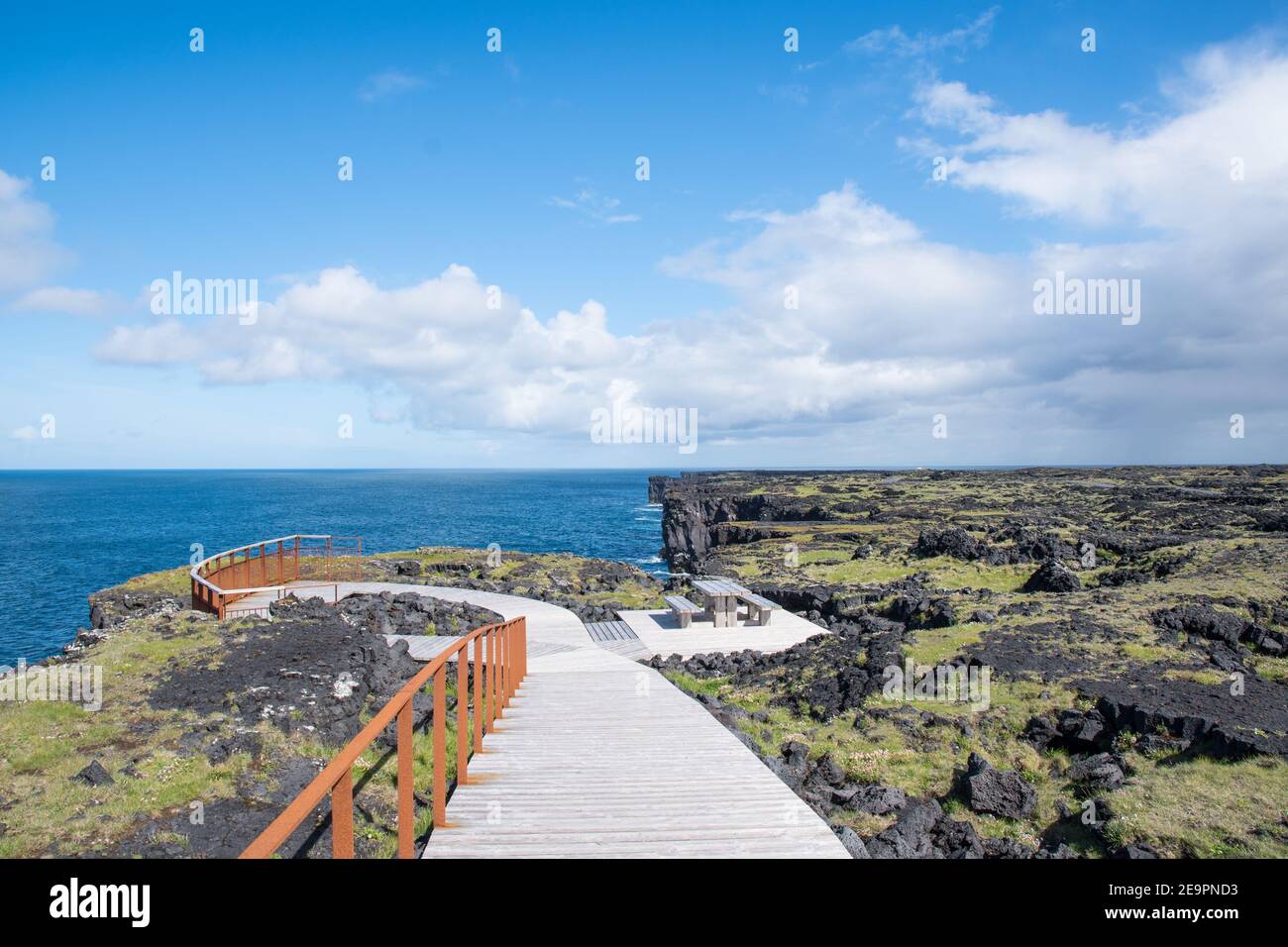 Piattaforme turistiche sulla scogliera di Svortuloft in Snaefellsnes nazionale parco in Islanda Foto Stock