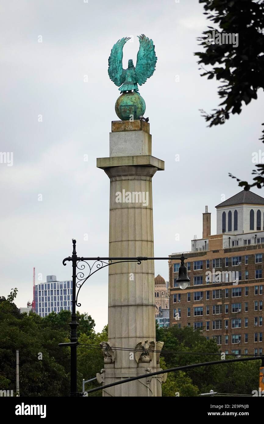 sculture di aquile nel Grand Army Plaza Prospect Park Brooklyn New York Foto Stock