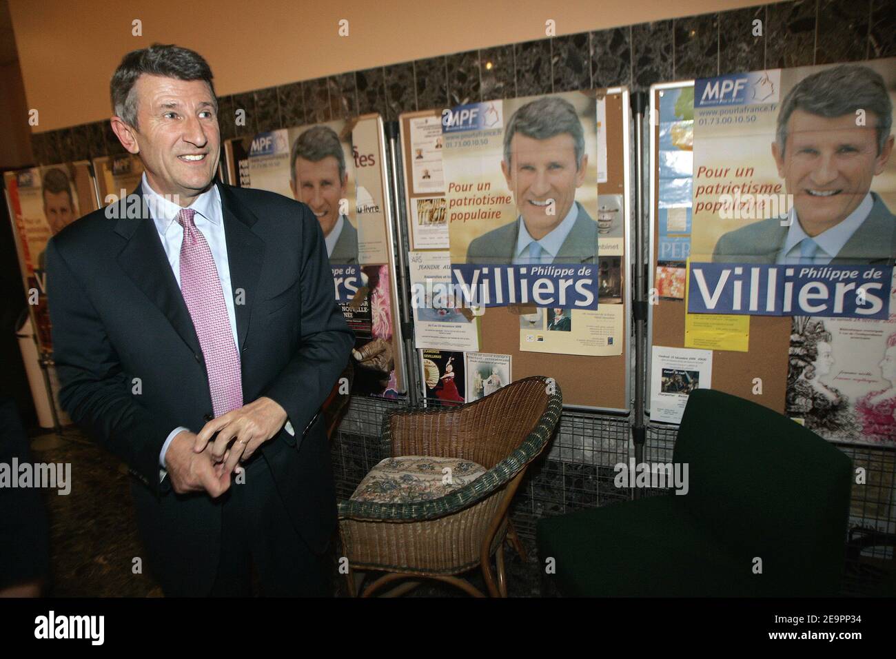 Il candidato presidenziale Philippe de Villiers partecipa all'incontro MPF, organizzato dalla federazione di Versailles, a Versailles, in Francia, il 18 dicembre 2006. Foto di Thibault Camus/ABACAPRESS.COM Foto Stock