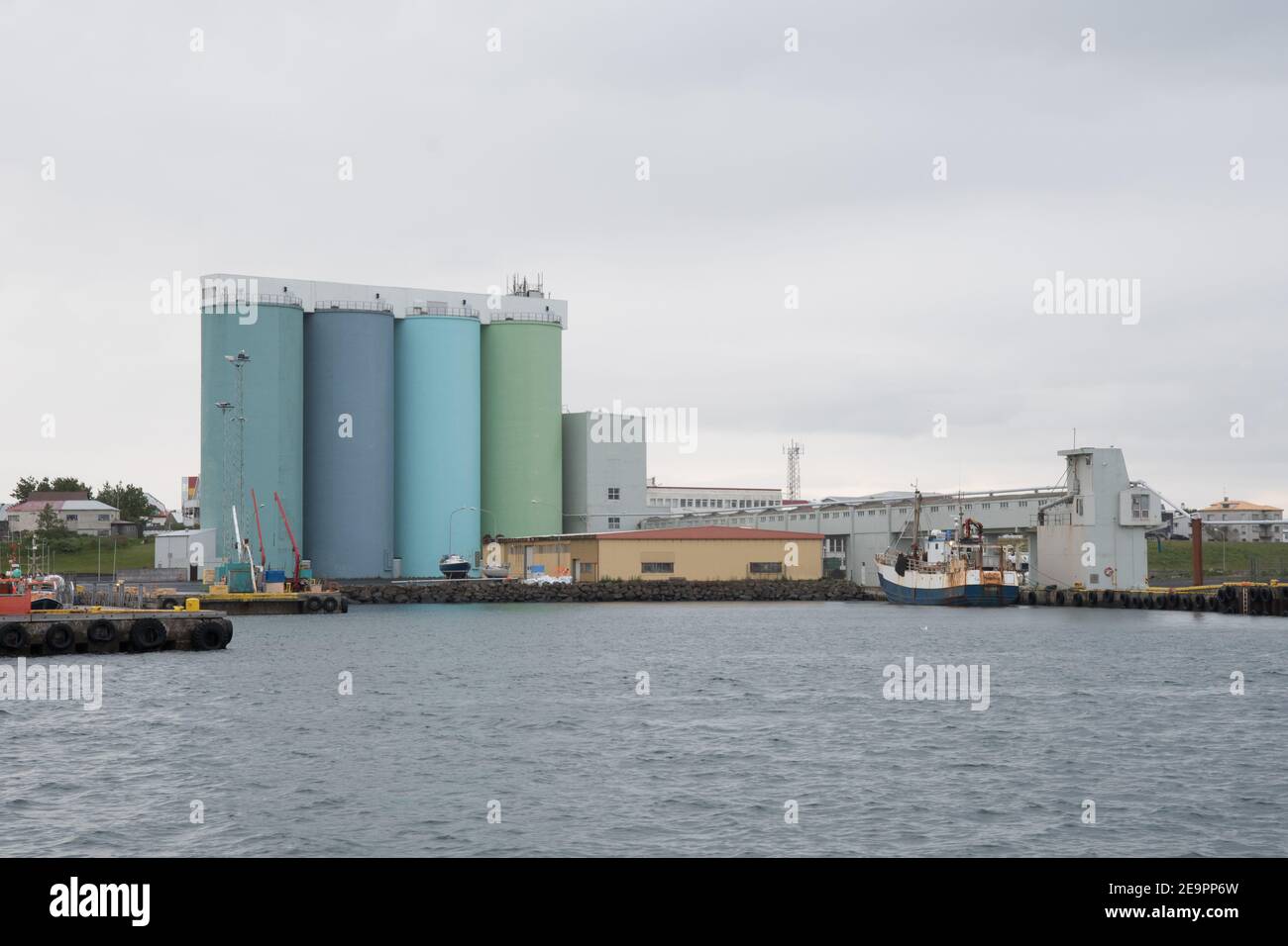 Porto industriale di Akranes in Islanda e i resti di la vecchia fabbrica di cemento Foto Stock