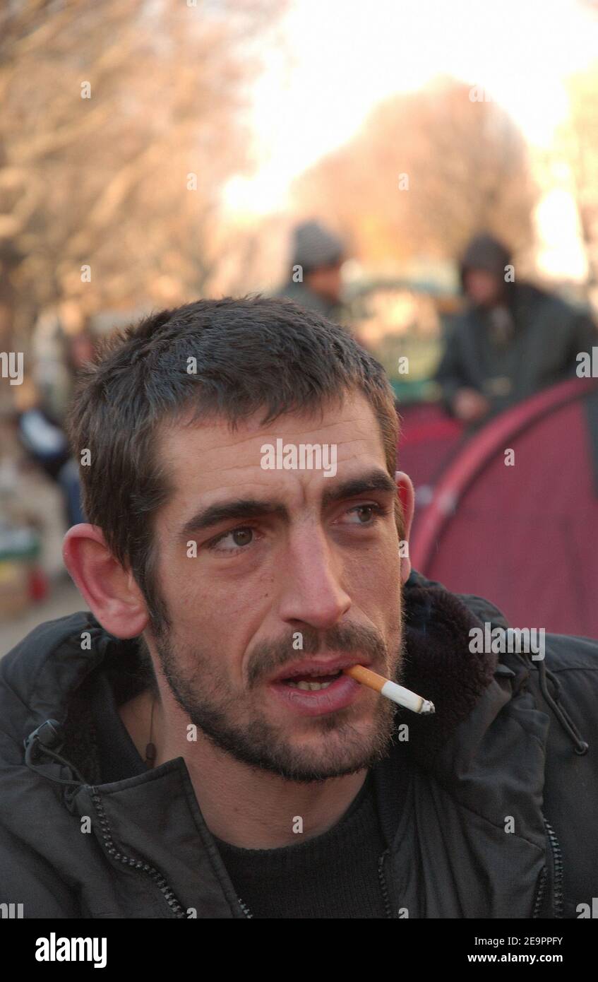 Augustin Legrand, presidente dell'associazione francese Enfants de Don Quichotte (figli di Don Quichotte) che ha acquistato e creato tende che costeggiano il Canal Saint Martin a Parigi, FRANCIA, 20 dicembre 2006. Questo attore vuole richiamare l'attenzione sulla necessità di soluzioni di alloggio a lungo termine per i senzatetto della città. Il segno 'DF' sta per 'Sans domicile Fixe' (senza casa permanente). Foto di Jules Motte/ABACAPRESS.COM Foto Stock