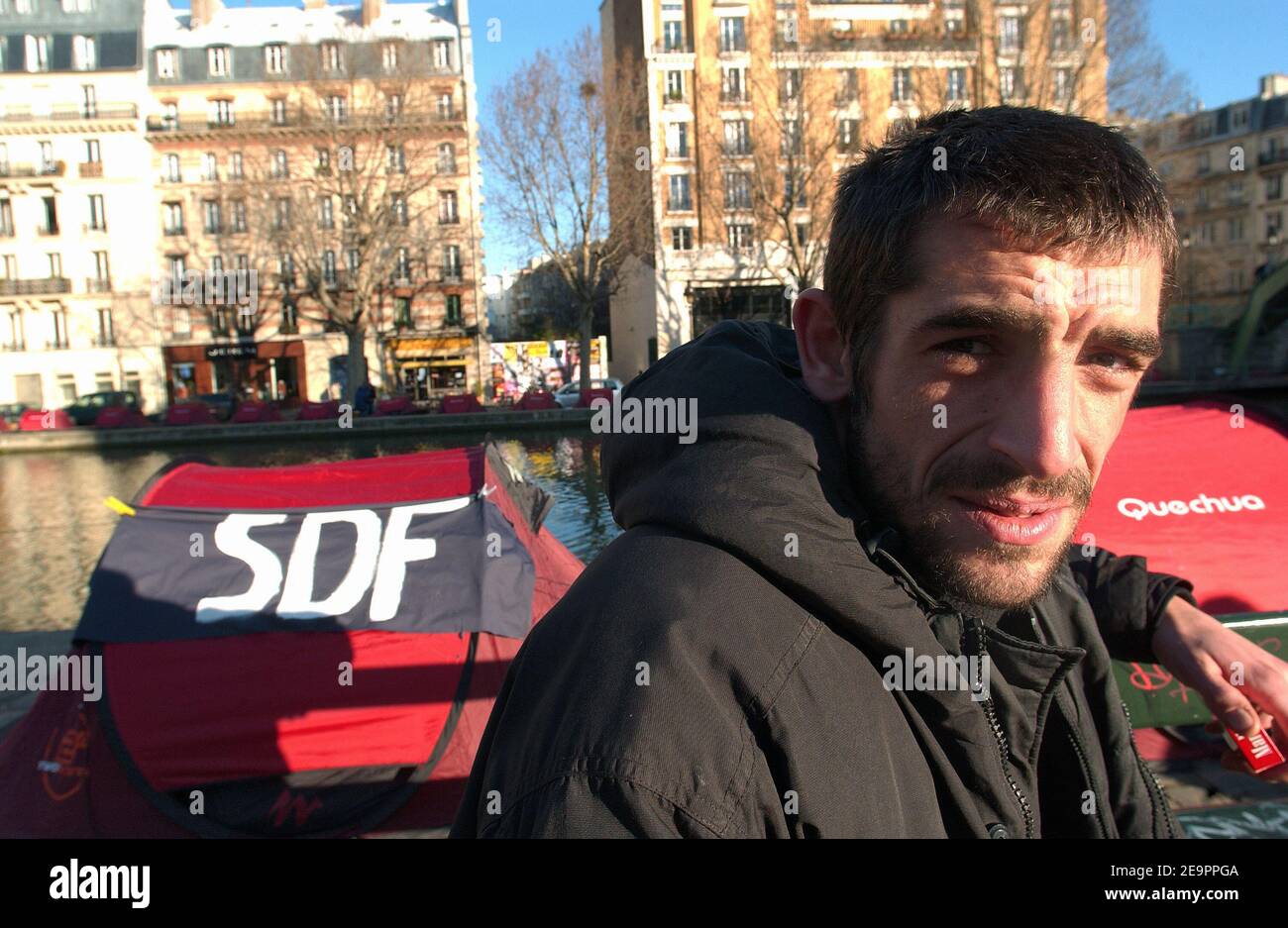 Augustin Legrand, presidente dell'associazione francese Enfants de Don Quichotte (figli di Don Quichotte) che ha acquistato e creato tende che costeggiano il Canal Saint Martin a Parigi, FRANCIA, 20 dicembre 2006. Questo attore vuole richiamare l'attenzione sulla necessità di soluzioni di alloggio a lungo termine per i senzatetto della città. Il segno 'DF' sta per 'Sans domicile Fixe' (senza casa permanente). Foto di Jules Motte/ABACAPRESS.COM Foto Stock