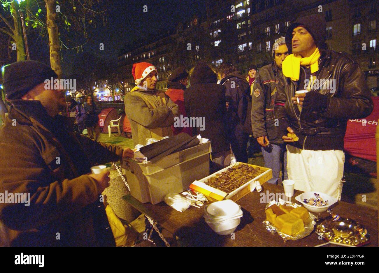 Tende per i senzatetto fiancheggiano il Canal Saint Martin a Parigi il 20 dicembre 2006. L'associazione francese Enfants de Don Quichotte (figli di Don Quichotte) ha istituito le tende il 17 dicembre per richiamare l'attenzione sulla necessità di soluzioni di alloggio a lungo termine per i senzatetto della città. Il segno 'DF' sta per 'Sans domicile Fixe' (senza casa permanente). Foto di Jules Motte/ABACAPRESS.COM Foto Stock