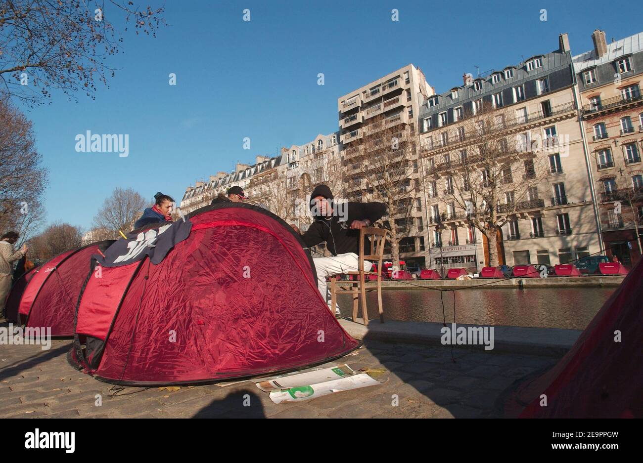Tende per i senzatetto fiancheggiano il Canal Saint Martin a Parigi il 20 dicembre 2006. L'associazione francese Enfants de Don Quichotte (figli di Don Quichotte) ha istituito le tende il 17 dicembre per richiamare l'attenzione sulla necessità di soluzioni di alloggio a lungo termine per i senzatetto della città. Il segno 'DF' sta per 'Sans domicile Fixe' (senza casa permanente). Foto di Jules Motte/ABACAPRESS.COM Foto Stock