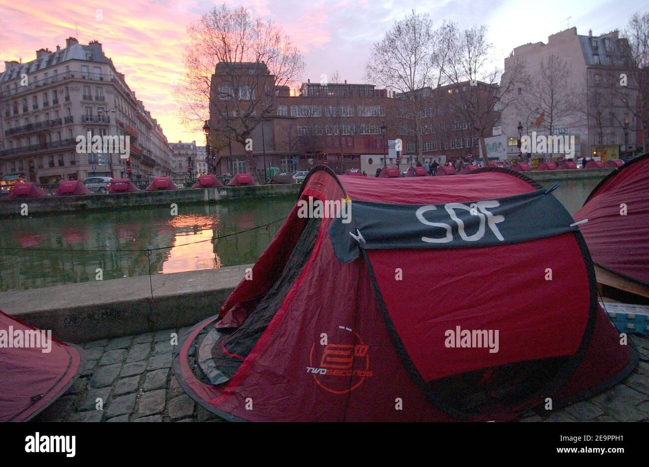 Tende per i senzatetto fiancheggiano il Canal Saint Martin a Parigi il 20 dicembre 2006. L'associazione francese Enfants de Don Quichotte (figli di Don Quichotte) ha istituito le tende il 17 dicembre per richiamare l'attenzione sulla necessità di soluzioni di alloggio a lungo termine per i senzatetto della città. Il segno 'DF' sta per 'Sans domicile Fixe' (senza casa permanente). Foto di Jules Motte/ABACAPRESS.COM Foto Stock
