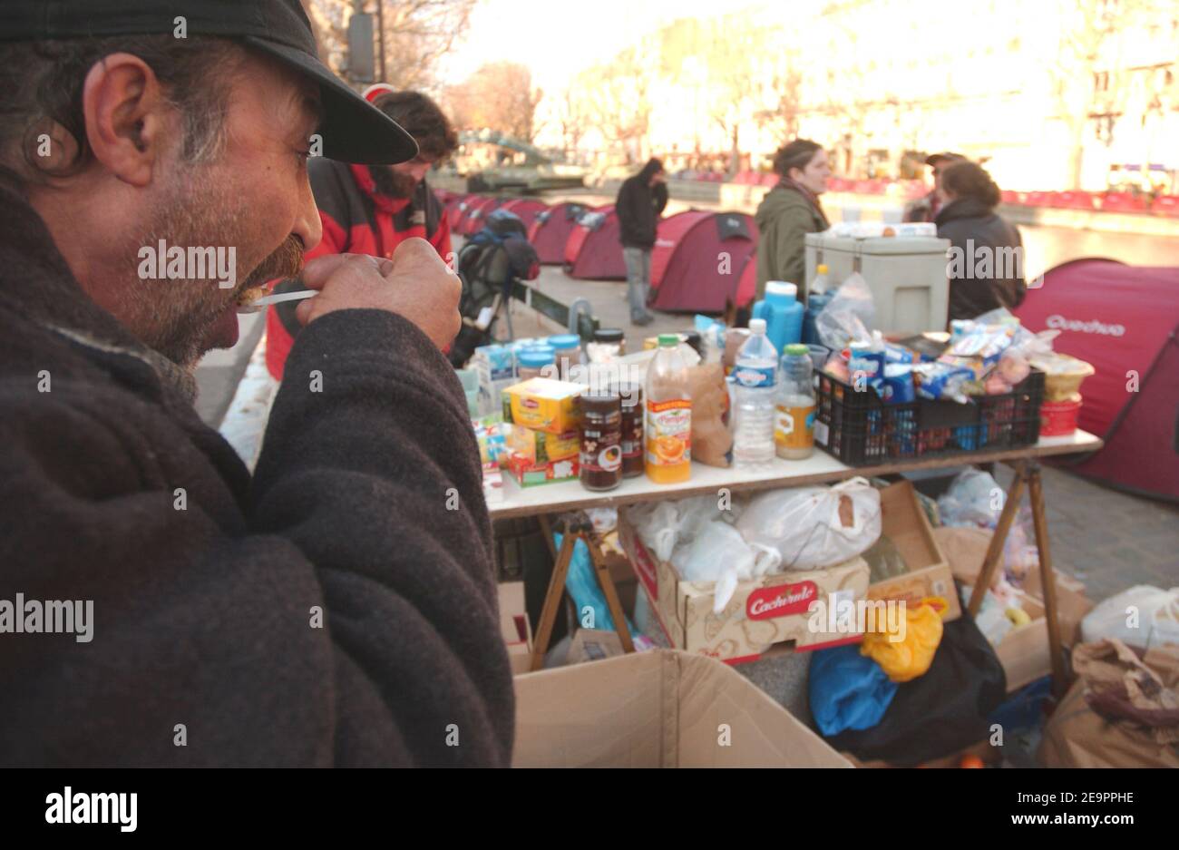Tende per i senzatetto fiancheggiano il Canal Saint Martin a Parigi il 20 dicembre 2006. L'associazione francese Enfants de Don Quichotte (figli di Don Quichotte) ha istituito le tende il 17 dicembre per richiamare l'attenzione sulla necessità di soluzioni di alloggio a lungo termine per i senzatetto della città. Il segno 'DF' sta per 'Sans domicile Fixe' (senza casa permanente). Foto di Jules Motte/ABACAPRESS.COM Foto Stock