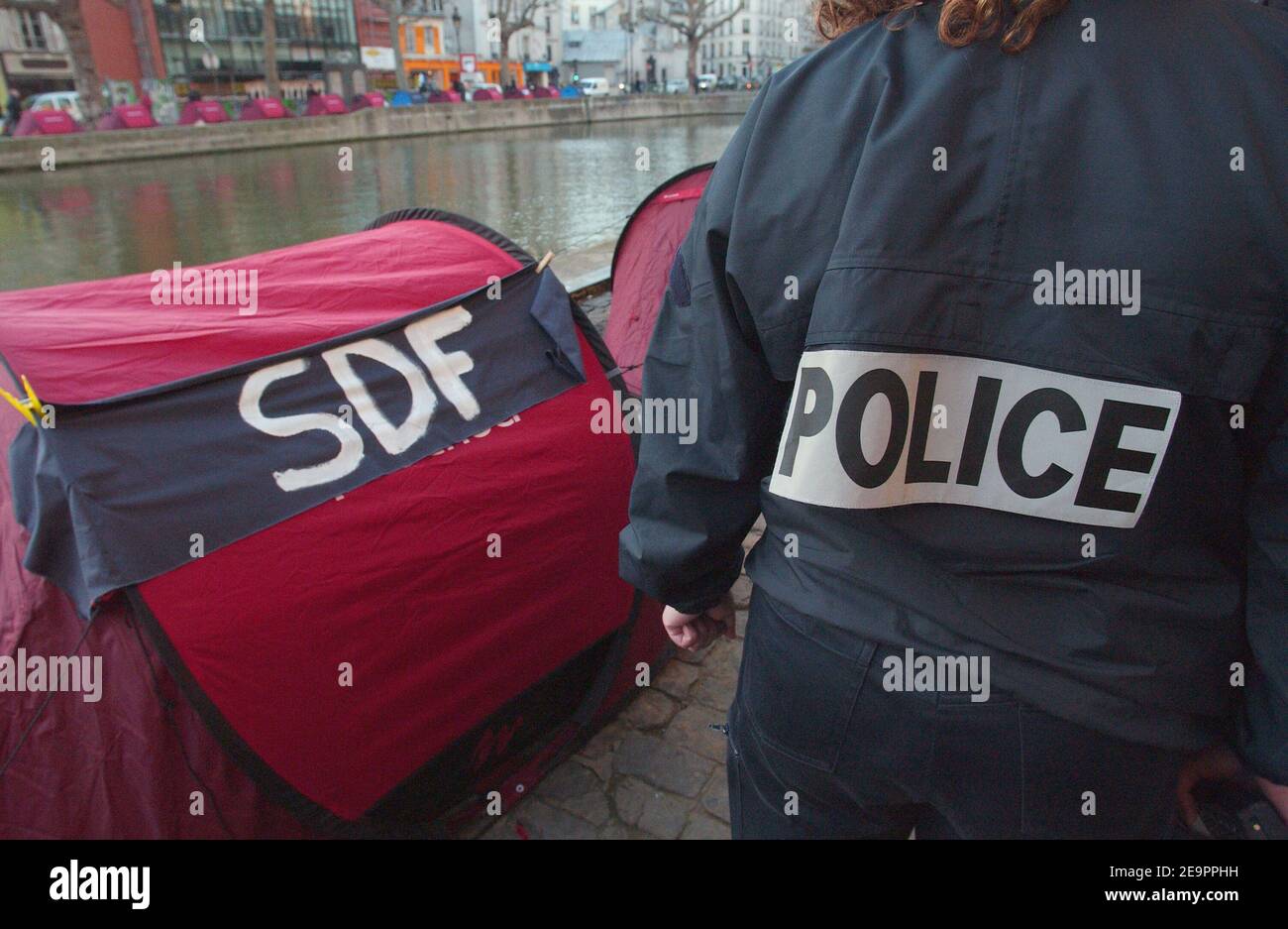 Tende per i senzatetto fiancheggiano il Canal Saint Martin a Parigi il 20 dicembre 2006. L'associazione francese Enfants de Don Quichotte (figli di Don Quichotte) ha istituito le tende il 17 dicembre per richiamare l'attenzione sulla necessità di soluzioni di alloggio a lungo termine per i senzatetto della città. Il segno 'DF' sta per 'Sans domicile Fixe' (senza casa permanente). Foto di Jules Motte/ABACAPRESS.COM Foto Stock