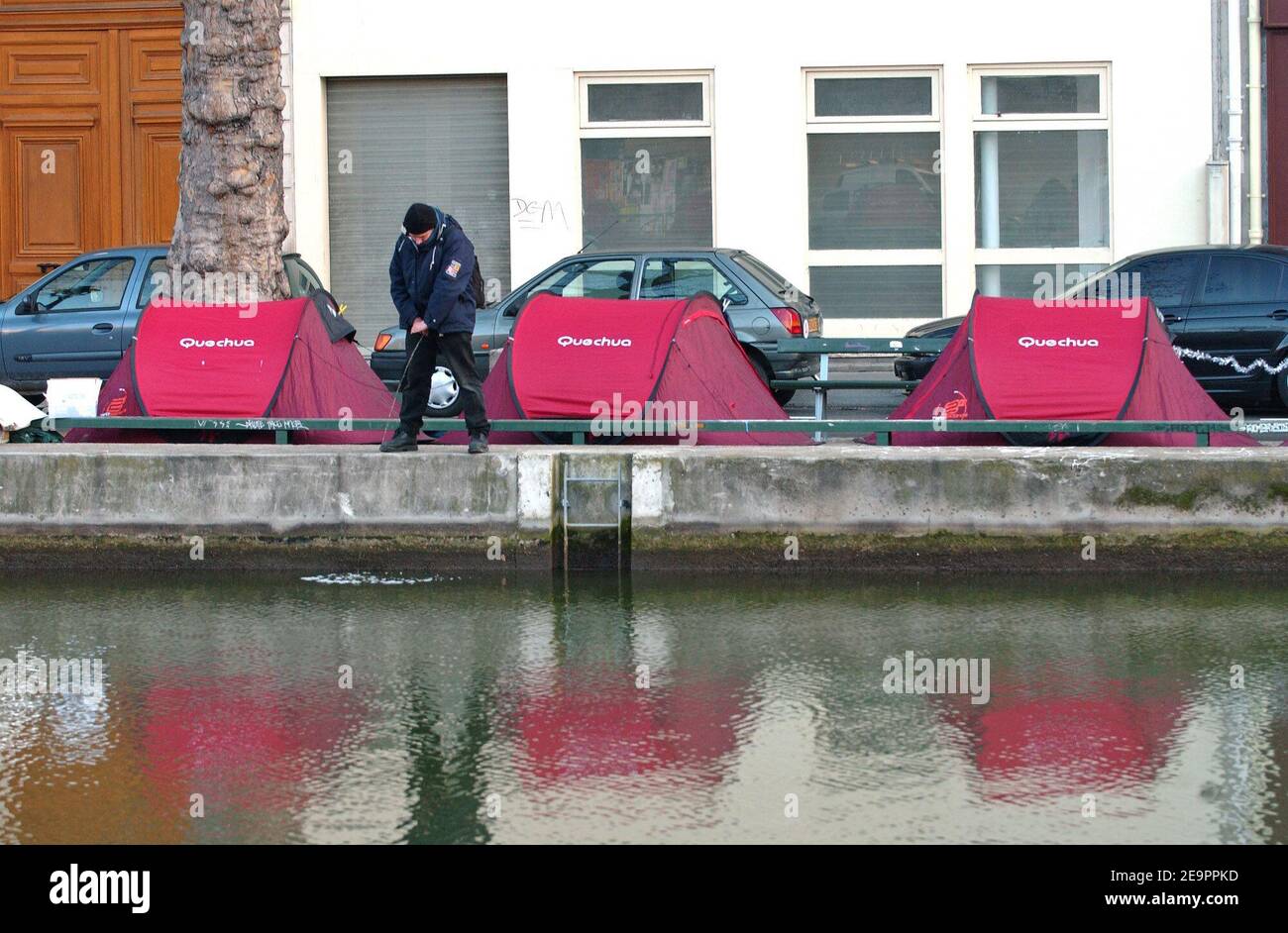 Tende per i senzatetto fiancheggiano il Canal Saint Martin a Parigi il 20 dicembre 2006. L'associazione francese Enfants de Don Quichotte (figli di Don Quichotte) ha istituito le tende il 17 dicembre per richiamare l'attenzione sulla necessità di soluzioni di alloggio a lungo termine per i senzatetto della città. Il segno 'DF' sta per 'Sans domicile Fixe' (senza casa permanente). Foto di Jules Motte/ABACAPRESS.COM Foto Stock