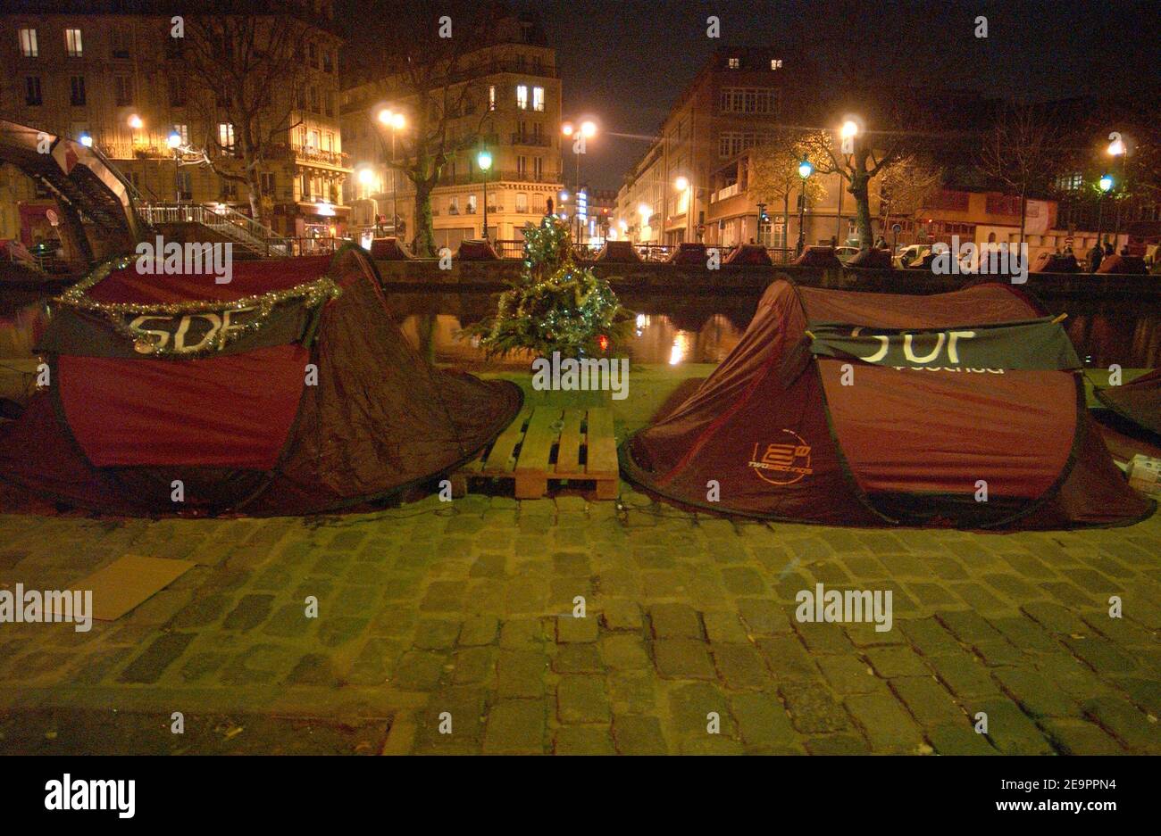 Tende per i senzatetto fiancheggiano il Canal Saint Martin a Parigi il 20 dicembre 2006. L'associazione francese Enfants de Don Quichotte (figli di Don Quichotte) ha istituito le tende il 17 dicembre per richiamare l'attenzione sulla necessità di soluzioni di alloggio a lungo termine per i senzatetto della città. Il segno 'DF' sta per 'Sans domicile Fixe' (senza casa permanente). Foto di Jules Motte/ABACAPRESS.COM Foto Stock
