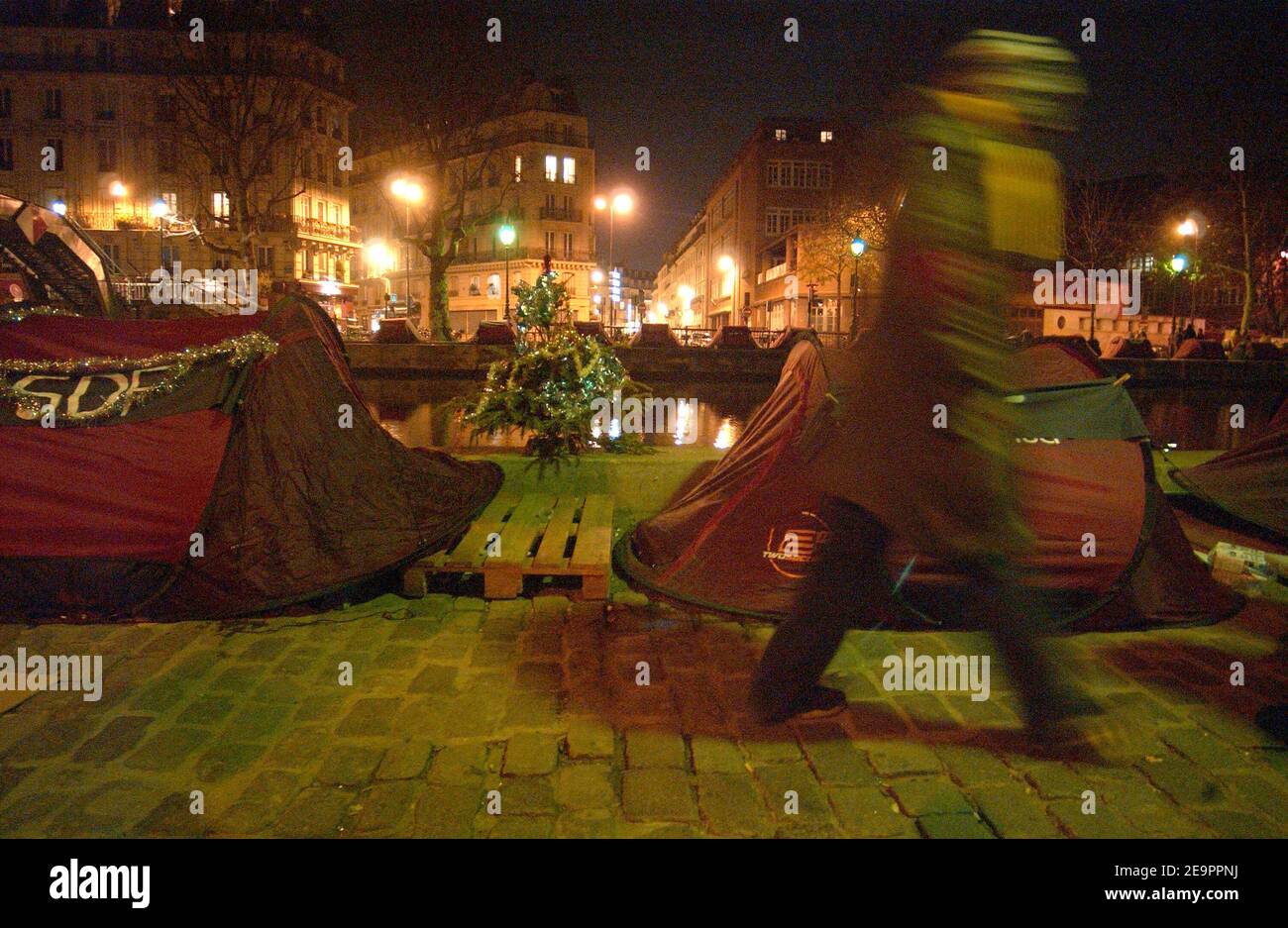 Tende per i senzatetto fiancheggiano il Canal Saint Martin a Parigi il 20 dicembre 2006. L'associazione francese Enfants de Don Quichotte (figli di Don Quichotte) ha istituito le tende il 17 dicembre per richiamare l'attenzione sulla necessità di soluzioni di alloggio a lungo termine per i senzatetto della città. Il segno 'DF' sta per 'Sans domicile Fixe' (senza casa permanente). Foto di Jules Motte/ABACAPRESS.COM Foto Stock