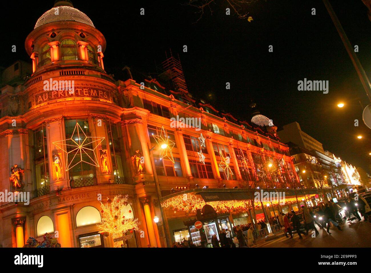 Luci di Natale sul grande magazzino Printemps su Boulevard Haussmann, Parigi, Francia il 20 dicembre 2006. Foto di Mehdi Taamallah/ABACAPRESS.COM Foto Stock