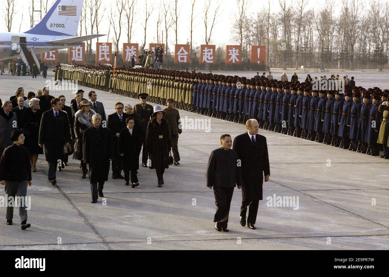 Gerald Ford, il 38° presidente degli Stati Uniti, muore a 93 anni, sua moglie Betty ha annunciato in una breve dichiarazione il 27 dicembre 2006. File immagine dalla Biblioteca del Presidente. Didascalia originale : scorciato da Deng Xiao Ping il presidente Ford ispeziona la guardia d'onore al suo arrivo in Cina con il suo entourage, che includeva la signora Ford e il segretario di Stato Henry Kissinger. 1° dicembre 1975. Foto Gerald R Ford Library via ABACAPRESS.COM Foto Stock