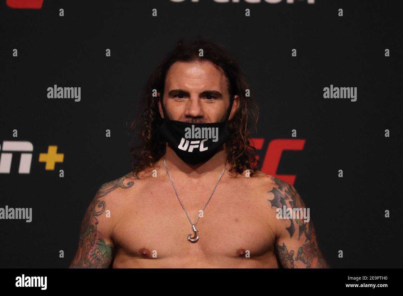 Las Vegas, Nevada, Las Vegas, NV, Stati Uniti. 6 Feb 2021. Las Vegas, NV - 6 febbraio: Clay Guida pone sulla scala durante la UFC Vegas 18 pesate-in a UFC Apex il 6 febbraio 2021 a Las Vegas, Nevada, Stati Uniti. Credit: Diego Ribas/PX Imagens/ZUMA Wire/Alamy Live News Foto Stock