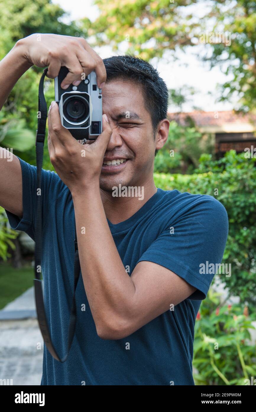 uomo che scatta foto con la fotocamera con mirino analogico Foto Stock