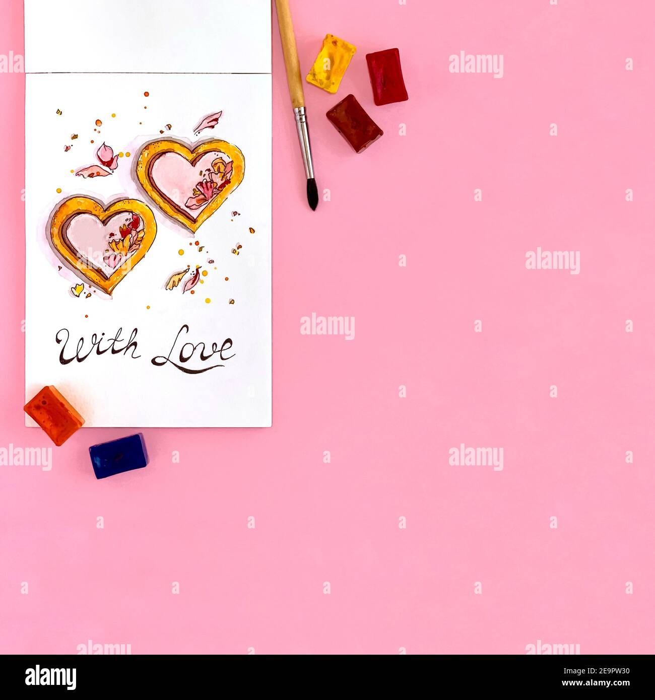 Disegno acquerello: Torte a forma di cuore, petali di fiori, testo con amore Foto Stock
