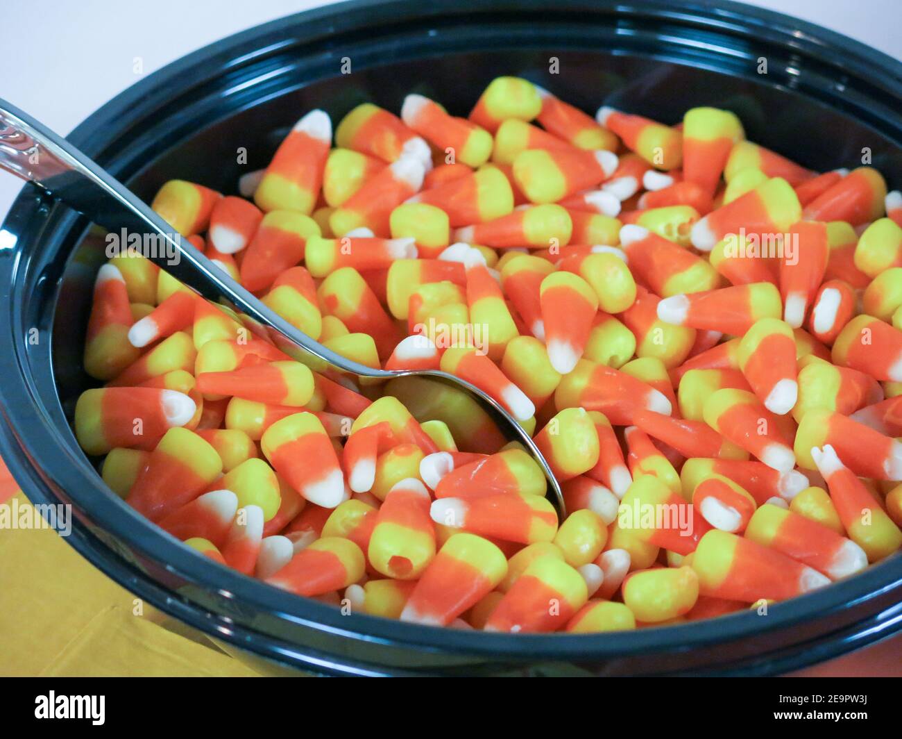 Caramelle mais in una ciotola da portata con cucchiaio per un dessert per feste di compleanno Foto Stock