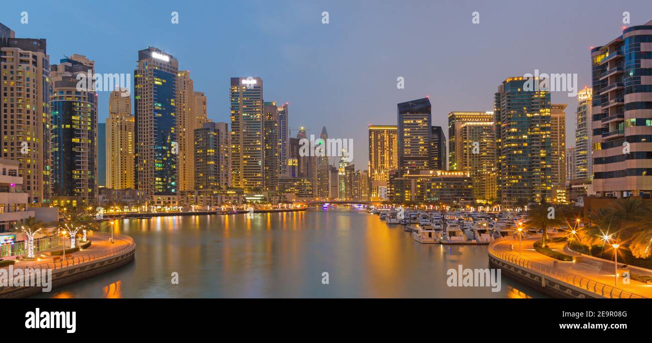 DUBAI, Emirati Arabi Uniti - 28 Marzo 2017: la sera Marina. Foto Stock